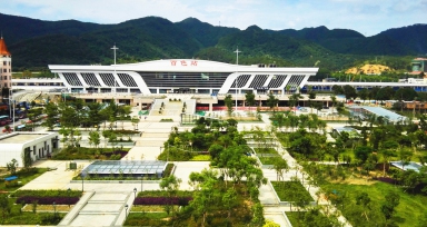 ��ɫ�и���վǰ����㳡